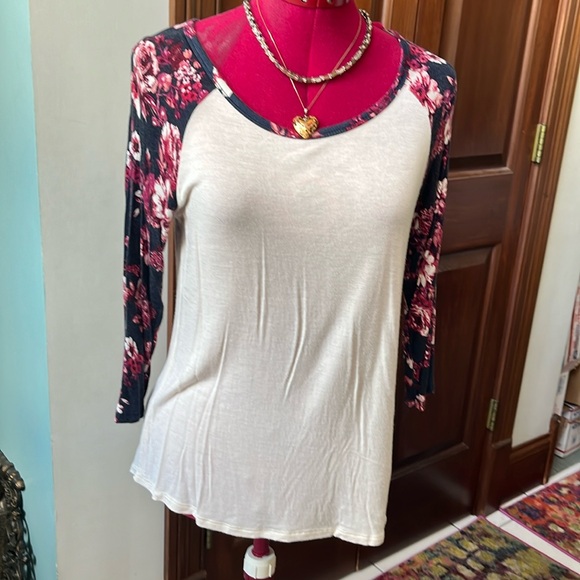 Eyeshadow, top   3/4 contrast Raglan sleeves  scoop neck  Cream navy red  size S - Picture 1 of 9